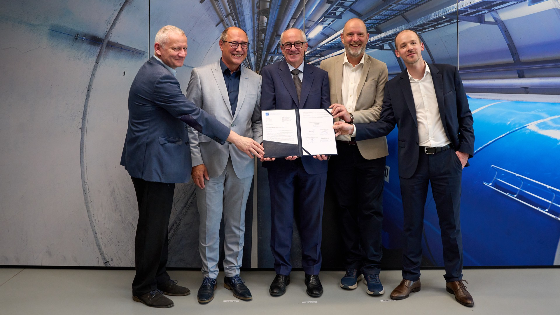 andidature officielle du CERN au Tour de France 2029 Cérémonie de signatures en présence des autorités locales françaises et genevoises