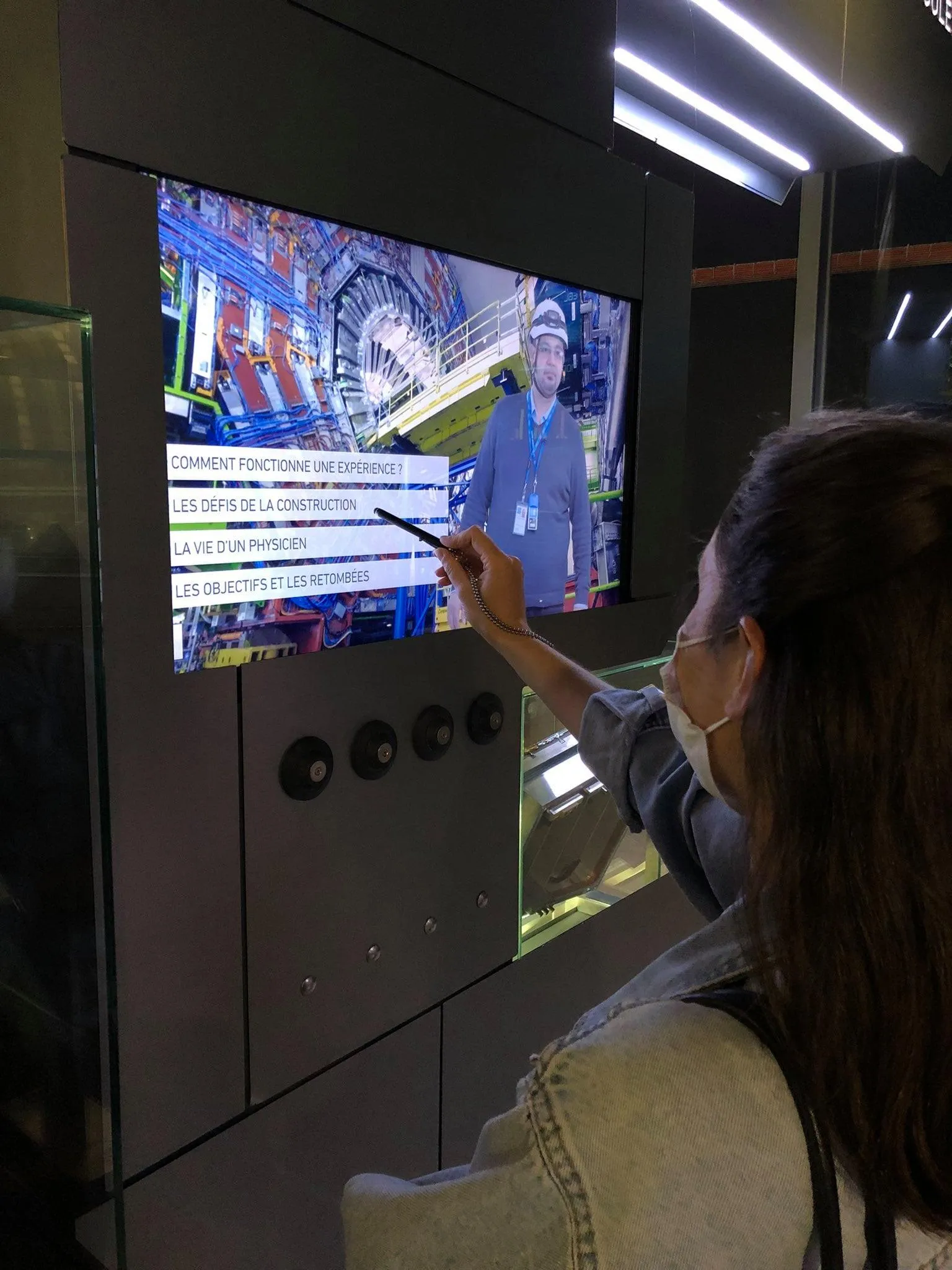 Les visiteurs découvrent l’exposition Microcosm