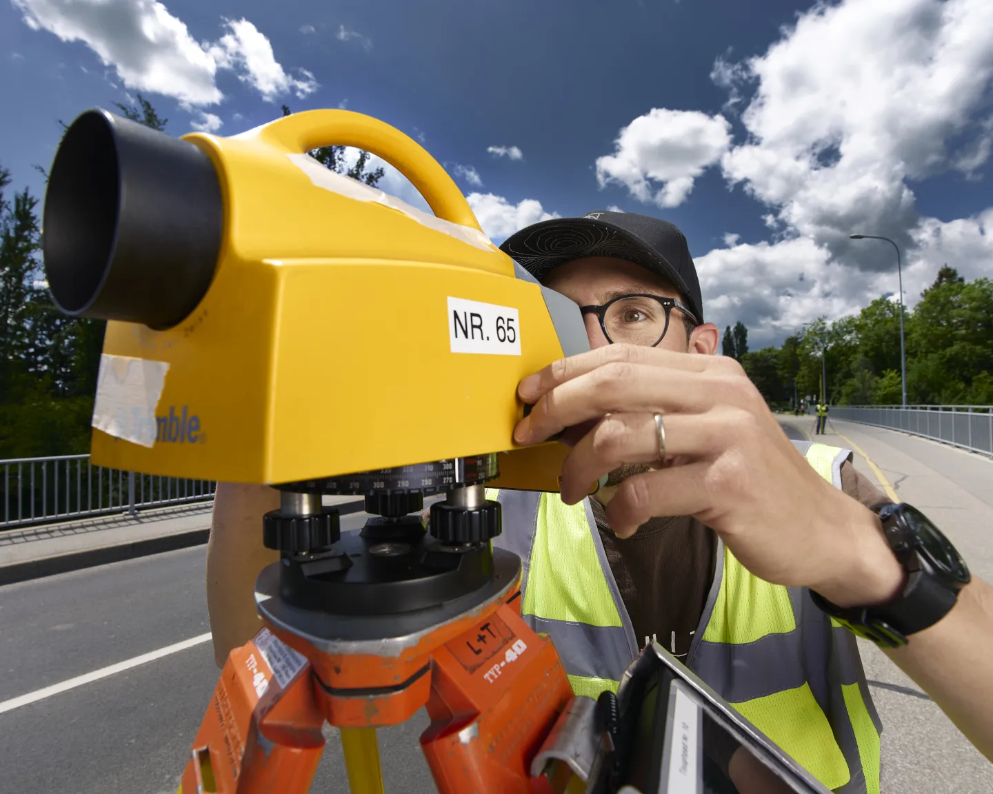A surveyor from CERN performs levelling measurements using the instrumentation and procedures from Swisstopo(Image: CERN)