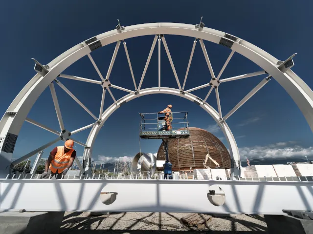 The first of the two tubular structures of Science Gateway has been installed at one side of the Route de Meyrin