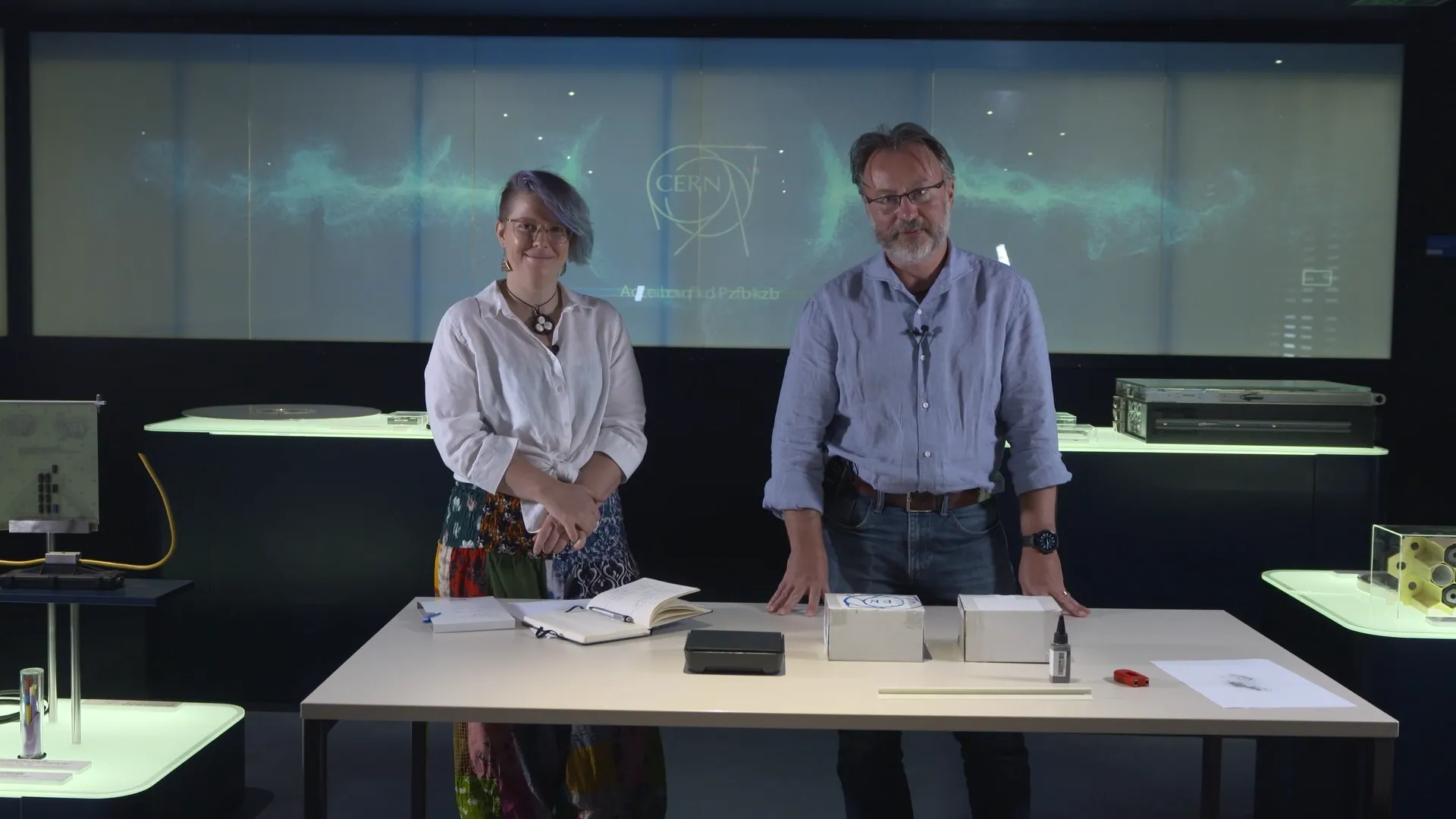 Un nouveau binôme de scientifiques du CERN essaie de découvrir le contenu de deux boîtes mystères conçues par des élèves de la région