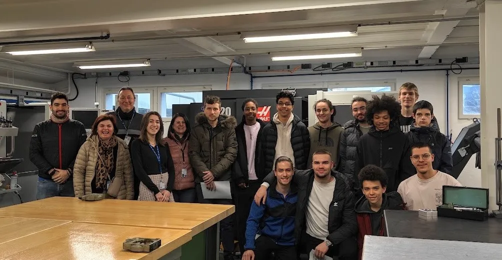 80 jeunes et leur famille visitent le CERN et son centre d’apprentissage dans le cadre des Zooms Métiers