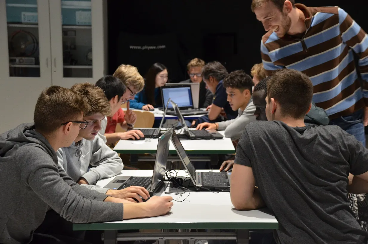 International physics Masterclasses at CERN – Students discover the world of quarks and leptons