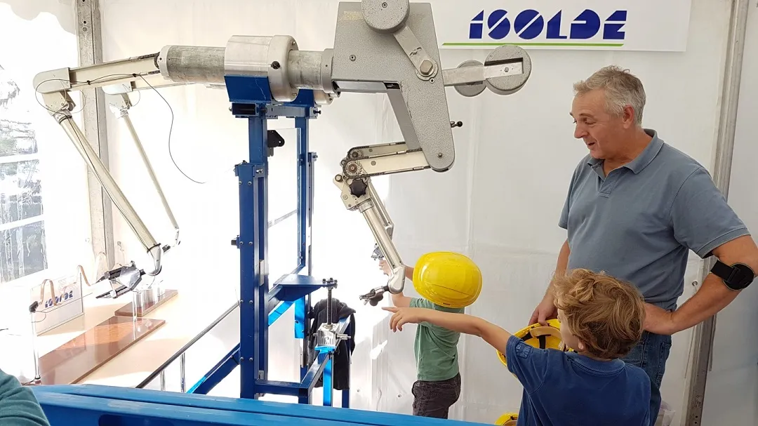 A game of skill with an articulated arm. (Image: François Briard/CERN)